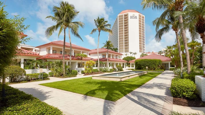 Naples Grande Beach Resort, Naples: exterior of the building